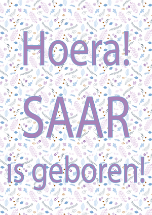 Voorbeeld geboortebord voor op het raam met paarse en blauwe bloemetjesprint met paarse tekst Hoera! Saar is geboren!